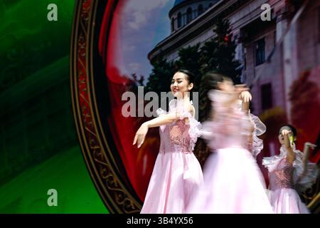 Almaty, Kasachstan. Mai 2025. Schauspielerinnen tanzen während eines Festivals, das am 1. Mai 2025 in Almaty (Kasachstan) den Tag der nationalen Einheit in Kasachstan feiert. Quelle: Li Renzi/Xinhua/Alamy Live News Stockfoto