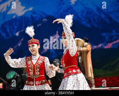 Almaty, Kasachstan. Mai 2025. Schauspielerinnen tanzen während eines Festivals, das am 1. Mai 2025 in Almaty (Kasachstan) den Tag der nationalen Einheit in Kasachstan feiert. Quelle: Li Renzi/Xinhua/Alamy Live News Stockfoto