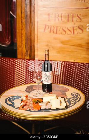 Beaujolais Nouveau Wein- Und Charcuterie-Board – Elegante Speisen- Und Getränkekonzeption Stockfoto