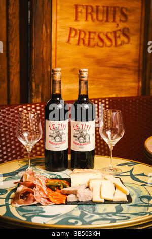 Eleganter Wein- und Charcuterie-Aufstrich – Beaujolais Nouveau mit Gourmet-Kombinationen Stockfoto