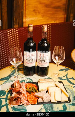 Eleganter Wein- und Charcuterie-Aufstrich – Beaujolais Nouveau mit Gourmet-Kombinationen Stockfoto