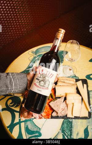 Elegantes Wein- Und Charcuterie-Board – Beaujolais Nouveau, Gourmet-Pairing Stockfoto