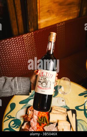 Elegantes Wein- Und Charcuterie-Board – Beaujolais Nouveau, Gourmet-Pairing Stockfoto