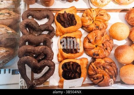 Verschiedene Backwaren – Herzförmige Leckereien, Obstgerichte Und Golden Bakes Stockfoto