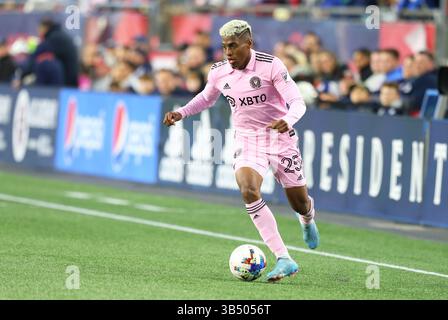 30. April 2022; Foxborough, MA, USA; Inter Miami Mittelfeldspieler Emerson Rodr’guez (25) dribbelt den Ball während eines MLS-Spiels zwischen Inter Miami FC und New England Revolution im Gillette Stadium. Anthony Nesmith/CSM(Kreditbild: Stockfoto