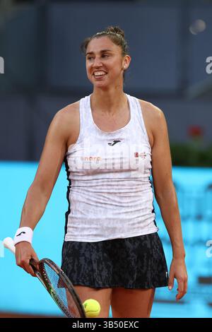1. Mai 2022, MADRID, SPANIEN: Sara Sorribes von Spanien reagiert auf den Sieg gegen Naomi Osaka von Japan während der Mutua Madrid Open 2022, die am 1. Mai 2022 im La Caja Magica in Madrid gefeiert wurden. (Kreditbild: © Oscar J. Barroso/AFP7 via ZUMA Press Wire) Stockfoto