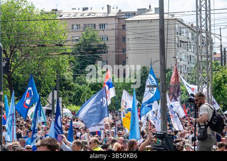Serbische Studenten und Arbeiter protestieren am Internationalen Arbeitstag vor dem Regierungsgebäude in Belgrad gegen Korruption der Regierung, Stockfoto