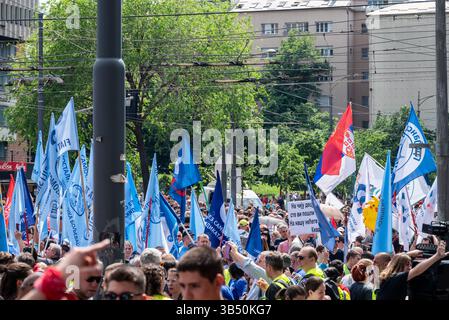 Serbische Studenten und Arbeiter protestieren am Internationalen Arbeitstag vor dem Regierungsgebäude in Belgrad gegen Korruption der Regierung, Stockfoto