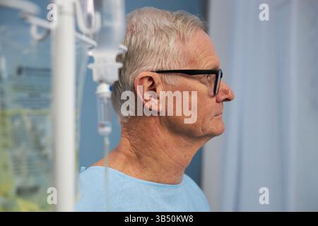 Seniorenmann mit Brille im Krankenhaus Stockfoto