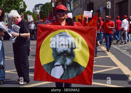 London, Großbritannien. Mai 2025. Ein Demonstrant hält ein Bild von Karl Marx, während der marsch am 1. Mai durch Clerkenwell verläuft und den Internationalen Arbeitstag feiert. Quelle: Vuk Valcic/Alamy Live News Stockfoto