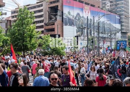 Serbische Studenten und Arbeiter protestieren am Internationalen Arbeitstag vor dem Regierungsgebäude in Belgrad gegen Korruption der Regierung, Stockfoto