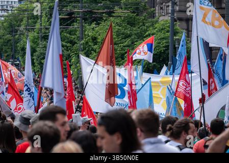 Serbische Studenten und Arbeiter protestieren am Internationalen Arbeitstag vor dem Regierungsgebäude in Belgrad gegen Korruption der Regierung, Stockfoto
