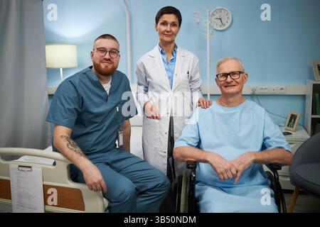 Pflege Medizinischer Fachkräfte, Die Älteren Patienten Helfen Stockfoto