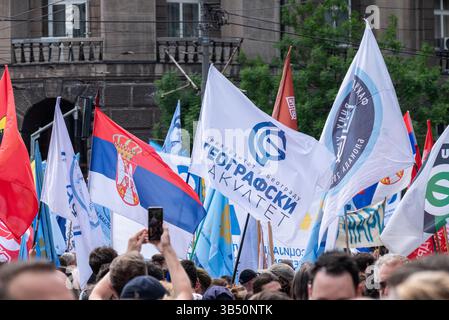 Serbische Studenten und Arbeiter protestieren am Internationalen Arbeitstag vor dem Regierungsgebäude in Belgrad gegen Korruption der Regierung, Stockfoto