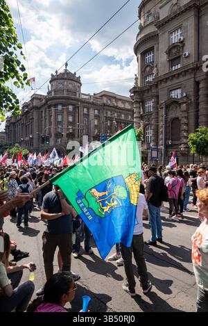Serbische Studenten und Arbeiter protestieren am Internationalen Arbeitstag vor dem Regierungsgebäude in Belgrad gegen Korruption der Regierung, Stockfoto