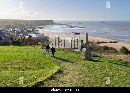 Blick entlang des Strandes mit Überresten des Maulbeerhafens aus dem 2. Weltkrieg, Arromanches-les-Bains, Normandie, Frankreich, Europa Stockfoto