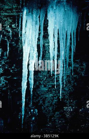 Usa. Utah. Zion-Nationalpark. Winterszene. Nahaufnahme der Eiszapfen. Stockfoto