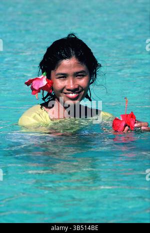 Philippinen. Die junge Filipino-Frau im Meer. Stockfoto