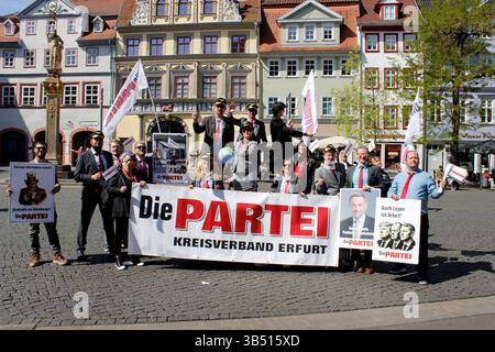 1. Mai in Erfurt Erfurt, 01.05.2025 Erster Mai 1. Mai, Feiertag in Erfurt, 01 05 1. Mai in Erfurt Erfurt Erfurt, 01 05 2025 1. Mai, Feiertag in Erfurt Mitglieder der Partei die Partei bei einer Demonstration auf dem Fischmarkt vor dem Erfurter Rathaus Thüringen Deutschland Copyright: XMarioxGentzelx Stockfoto