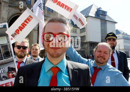 1. Mai in Erfurt Erfurt, 01.05.2025 Erster Mai 1. Mai, Feiertag in Erfurt, 01 05 1. Mai in Erfurt Erfurt Erfurt, 01 05 2025 1. Mai, Feiertag in Erfurt Mitglieder der Partei die Partei bei einer Demonstration auf dem Fischmarkt vor dem Erfurter Rathaus Thüringen Deutschland Copyright: XMarioxGentzelx Stockfoto