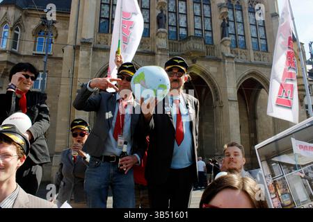 1. Mai in Erfurt Erfurt, 01.05.2025 Erster Mai 1. Mai, Feiertag in Erfurt, 01 05 1. Mai in Erfurt Erfurt Erfurt, 01 05 2025 1. Mai, Feiertag in Erfurt Mitglieder der Partei die Partei bei einer Demonstration auf dem Fischmarkt vor dem Erfurter Rathaus Thüringen Deutschland Copyright: XMarioxGentzelx Stockfoto