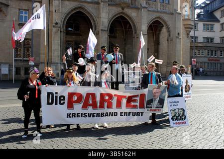 1. Mai in Erfurt Erfurt, 01.05.2025 Erster Mai 1. Mai, Feiertag in Erfurt, 01 05 1. Mai in Erfurt Erfurt Erfurt, 01 05 2025 1. Mai, Feiertag in Erfurt Mitglieder der Partei die Partei bei einer Demonstration auf dem Fischmarkt vor dem Erfurter Rathaus Thüringen Deutschland Copyright: XMarioxGentzelx Stockfoto