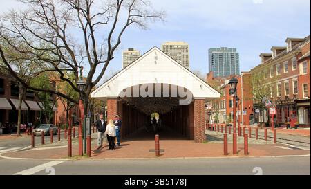 Headhouse Farmers Market, alias New Market und Second Street Market, rote Backsteinhalle mit Giebeldach und Bögen, Philadelphia, PA, USA Stockfoto