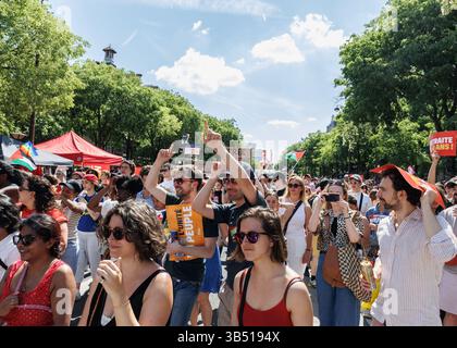Saint Ouen, Paris, Frankreich. Mai 2025. Die jährliche Veranstaltung anlässlich des Internationalen Arbeitstages, auch bekannt als Workers' Day oder May Day, in Paris, Frankreich, am 1. Mai 2024. (Kreditbild: © Sadak Souici/ZUMA Press Wire) NUR REDAKTIONELLE VERWENDUNG! Nicht für kommerzielle ZWECKE! Stockfoto