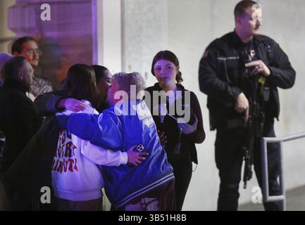 25. März 2022: People Embrace nach der Wiedervereinigung als Polizist steht an einer Schießerei in den Fashion Outlets der Chicago Mall in Rosemont, Illinois, am 25. März 2020. (Bild: © Chris Sweda/Chicago Tribune/TNS via ZUMA Press Wire) Stockfoto