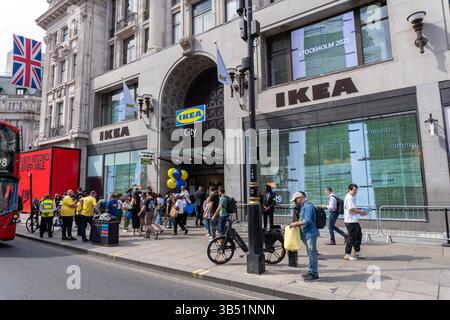 London, Vereinigtes Königreich. Mai 2025. Der schwedische Möbelhändler IKEA hat in der Londoner Oxford Street ein Geschäft eröffnet. Engin Karmaan/Alamy Live News. Stockfoto