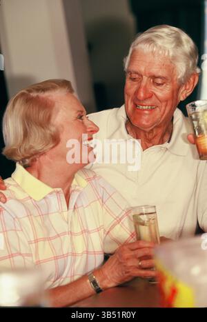 Senior-Mann und -Frau trinken Cocktails drinnen. Stockfoto