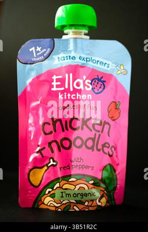 London UK, 1. Mai 2025, Ella's Kitchen Chicken Noodles with Red Pappers Baby Food Pouch Stockfoto
