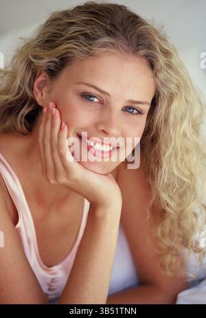 Innenporträt der jungen blonden Frau. Stockfoto