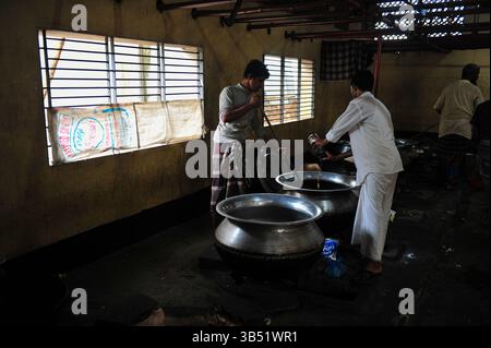 4. April 2022: 4. Aril 2022, Sylhet-Bangladesch: Köche sind mit dem Kochen Iftar im Hazrat Shahjalal beschäftigt (Rah.) Dargah-Sharif-Moschee. Jedes Jahr, fast 100 Jahre lang, während des gesamten Ramadan-Monats, brechen etwa 500 Menschen täglich ihr Fasten im Büro der Dargah-Moschee. (Bild: © MD Rafayat Haque Khan/ZUMA Press Wire) Stockfoto