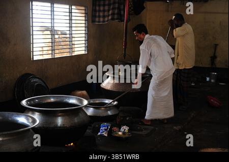4. April 2022: 4. Aril 2022, Sylhet-Bangladesch: Köche sind mit dem Kochen Iftar im Hazrat Shahjalal beschäftigt (Rah.) Dargah-Sharif-Moschee. Jedes Jahr, fast 100 Jahre lang, während des gesamten Ramadan-Monats, brechen etwa 500 Menschen täglich ihr Fasten im Büro der Dargah-Moschee. (Bild: © MD Rafayat Haque Khan/ZUMA Press Wire) Stockfoto