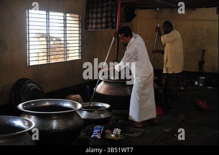 4. April 2022: 4. Aril 2022, Sylhet-Bangladesch: Köche sind mit dem Kochen Iftar im Hazrat Shahjalal beschäftigt (Rah.) Dargah-Sharif-Moschee. Jedes Jahr, fast 100 Jahre lang, während des gesamten Ramadan-Monats, brechen etwa 500 Menschen täglich ihr Fasten im Büro der Dargah-Moschee. (Bild: © MD Rafayat Haque Khan/ZUMA Press Wire) Stockfoto