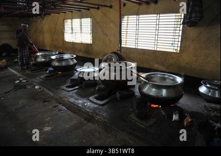 4. April 2022: 4. Aril 2022, Sylhet-Bangladesch: Köche sind mit dem Kochen Iftar im Hazrat Shahjalal beschäftigt (Rah.) Dargah-Sharif-Moschee. Jedes Jahr, fast 100 Jahre lang, während des gesamten Ramadan-Monats, brechen etwa 500 Menschen täglich ihr Fasten im Büro der Dargah-Moschee. (Bild: © MD Rafayat Haque Khan/ZUMA Press Wire) Stockfoto