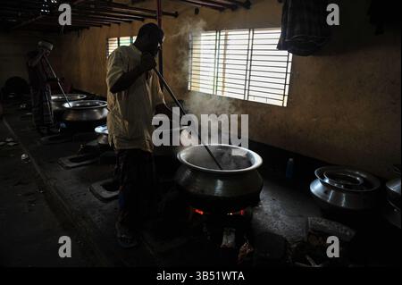 4. April 2022: 4. Aril 2022, Sylhet-Bangladesch: Köche sind mit dem Kochen Iftar im Hazrat Shahjalal beschäftigt (Rah.) Dargah-Sharif-Moschee. Jedes Jahr, fast 100 Jahre lang, während des gesamten Ramadan-Monats, brechen etwa 500 Menschen täglich ihr Fasten im Büro der Dargah-Moschee. (Bild: © MD Rafayat Haque Khan/ZUMA Press Wire) Stockfoto