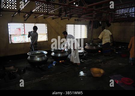 4. April 2022: 4. Aril 2022, Sylhet-Bangladesch: Köche sind mit dem Kochen Iftar im Hazrat Shahjalal beschäftigt (Rah.) Dargah-Sharif-Moschee. Jedes Jahr, fast 100 Jahre lang, während des gesamten Ramadan-Monats, brechen etwa 500 Menschen täglich ihr Fasten im Büro der Dargah-Moschee. (Bild: © MD Rafayat Haque Khan/ZUMA Press Wire) Stockfoto