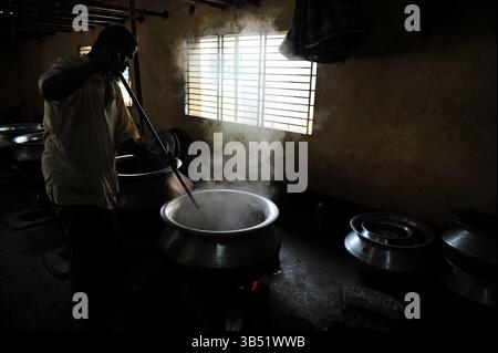 4. April 2022: 4. Aril 2022, Sylhet-Bangladesch: Köche sind mit dem Kochen Iftar im Hazrat Shahjalal beschäftigt (Rah.) Dargah-Sharif-Moschee. Jedes Jahr, fast 100 Jahre lang, während des gesamten Ramadan-Monats, brechen etwa 500 Menschen täglich ihr Fasten im Büro der Dargah-Moschee. (Bild: © MD Rafayat Haque Khan/ZUMA Press Wire) Stockfoto