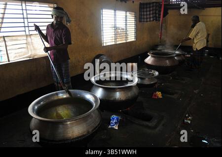 4. April 2022: 4. Aril 2022, Sylhet-Bangladesch: Köche sind mit dem Kochen Iftar im Hazrat Shahjalal beschäftigt (Rah.) Dargah-Sharif-Moschee. Jedes Jahr, fast 100 Jahre lang, während des gesamten Ramadan-Monats, brechen etwa 500 Menschen täglich ihr Fasten im Büro der Dargah-Moschee. (Bild: © MD Rafayat Haque Khan/ZUMA Press Wire) Stockfoto