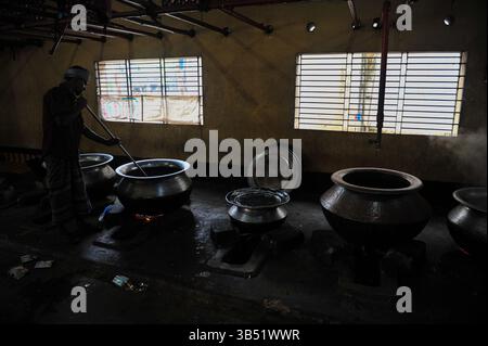 4. April 2022: 4. Aril 2022, Sylhet-Bangladesch: Köche sind mit dem Kochen Iftar im Hazrat Shahjalal beschäftigt (Rah.) Dargah-Sharif-Moschee. Jedes Jahr, fast 100 Jahre lang, während des gesamten Ramadan-Monats, brechen etwa 500 Menschen täglich ihr Fasten im Büro der Dargah-Moschee. (Bild: © MD Rafayat Haque Khan/ZUMA Press Wire) Stockfoto
