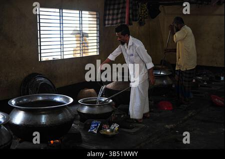 4. April 2022: 4. Aril 2022, Sylhet-Bangladesch: Köche sind mit dem Kochen Iftar im Hazrat Shahjalal beschäftigt (Rah.) Dargah-Sharif-Moschee. Jedes Jahr, fast 100 Jahre lang, während des gesamten Ramadan-Monats, brechen etwa 500 Menschen täglich ihr Fasten im Büro der Dargah-Moschee. (Bild: © MD Rafayat Haque Khan/ZUMA Press Wire) Stockfoto