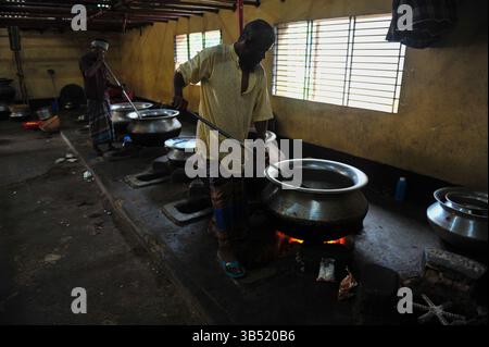 4. April 2022: 4. Aril 2022, Sylhet-Bangladesch: Köche sind mit dem Kochen Iftar im Hazrat Shahjalal beschäftigt (Rah.) Dargah-Sharif-Moschee. Jedes Jahr, fast 100 Jahre lang, während des gesamten Ramadan-Monats, brechen etwa 500 Menschen täglich ihr Fasten im Büro der Dargah-Moschee. (Bild: © MD Rafayat Haque Khan/ZUMA Press Wire) Stockfoto