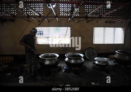 4. April 2022: 4. Aril 2022, Sylhet-Bangladesch: Köche sind mit dem Kochen Iftar im Hazrat Shahjalal beschäftigt (Rah.) Dargah-Sharif-Moschee. Jedes Jahr, fast 100 Jahre lang, während des gesamten Ramadan-Monats, brechen etwa 500 Menschen täglich ihr Fasten im Büro der Dargah-Moschee. (Bild: © MD Rafayat Haque Khan/ZUMA Press Wire) Stockfoto