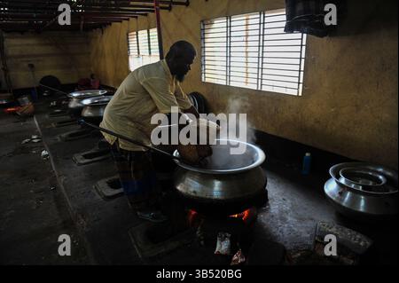 4. April 2022: 4. Aril 2022, Sylhet-Bangladesch: Köche sind mit dem Kochen Iftar im Hazrat Shahjalal beschäftigt (Rah.) Dargah-Sharif-Moschee. Jedes Jahr, fast 100 Jahre lang, während des gesamten Ramadan-Monats, brechen etwa 500 Menschen täglich ihr Fasten im Büro der Dargah-Moschee. (Bild: © MD Rafayat Haque Khan/ZUMA Press Wire) Stockfoto