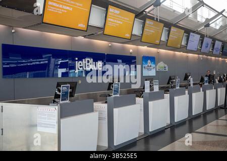 Denver, Colorado: Die JetBlue Check-in-Schalter am Denver International Airport. Stockfoto