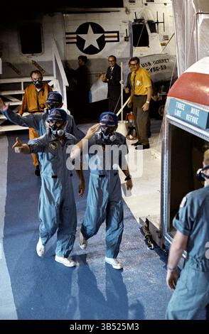 24. November 1969 an Bord der USS Hornet, USA: Die Besatzungsmitglieder der USS Hornet werden von der Besatzung der Mondlandungsmission Apollo 12 begrüßt, als die drei Astronauten von einem Hubschrauber der US Navy in eine Mobile Quarantine Facility (MQF) an Bord des Hauptschiffes gebracht werden. Charles Conrad Jr., rechts, Kommandeur; Richard F. Gordon Jr., Pilot des Kommandomoduls, links vorn; und Alan L. Bean, Pilot des Mondmoduls, spritzten sicher um 14:58, 24. November 1969 (Foto: © NASA via CNP/CNP via ZUMA Press Wire) Stockfoto