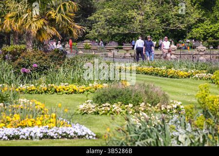 London, Großbritannien. Mai 2025. Besucher der Kew Gardens genießen heute den wunderschönen Sonnenschein und die beruhigende Umgebung von Kews Flora und Fauna bei einem entspannenden Spaziergang, einem Picknick oder sogar einem kurzen Schlummerspaziergang auf den weichen und kühlen Rasenflächen. Die Temperaturen werden heute in London am heißesten Tag des Jahres 28 Grad Celsius erreichen. Quelle: Imageplotter/Alamy Live News Stockfoto