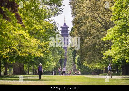 London, Großbritannien. Mai 2025. Besucher der Kew Gardens genießen heute den wunderschönen Sonnenschein und die beruhigende Umgebung von Kews Flora und Fauna bei einem entspannenden Spaziergang, einem Picknick oder sogar einem kurzen Schlummerspaziergang auf den weichen und kühlen Rasenflächen. Die Temperaturen werden heute in London am heißesten Tag des Jahres 28 Grad Celsius erreichen. Quelle: Imageplotter/Alamy Live News Stockfoto